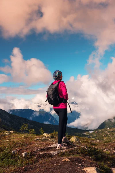 Gelukkige vrouw geniet van lake en mooi weer in Noorwegen — Stockfoto