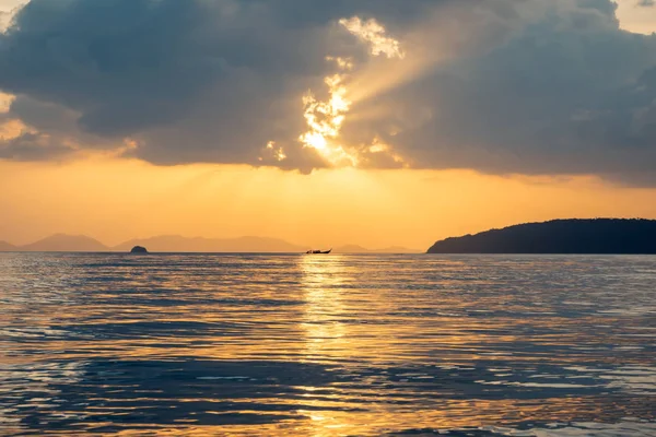 Ηλιοβασίλεμα πάνω στη θάλασσα — Φωτογραφία Αρχείου