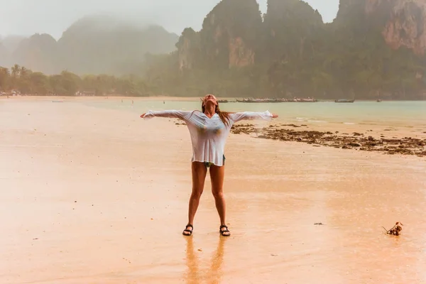 Mujer disfrutando de lluvia caída tropical playa Tailandia —  Fotos de Stock