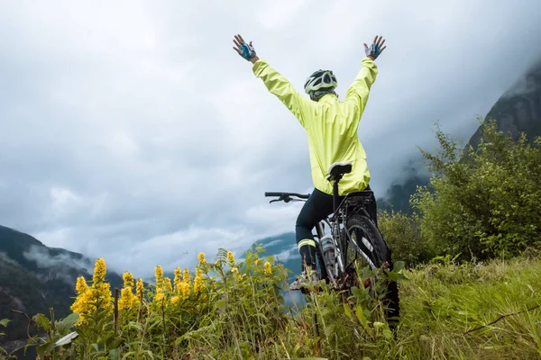 Mountain bike fietser in de buurt van fjord Noorwegen — Stockfoto