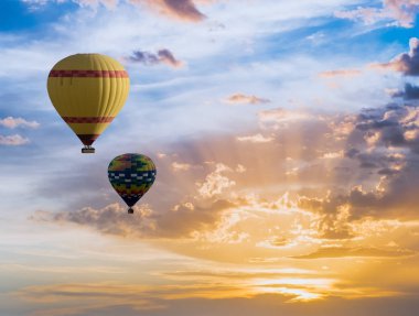 Kapadokya, Türkiye üzerinde uçan sıcak hava balonları