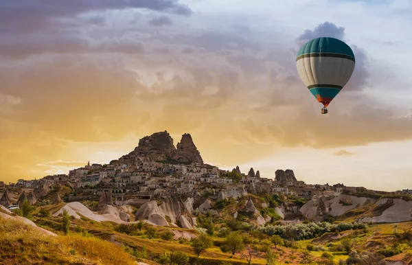 Globos de aire caliente de colores sobre el valle Capadocia — Foto de Stock