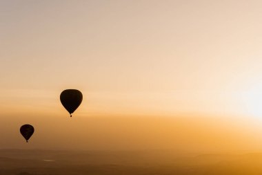 Kapadokya, Türkiye üzerinde uçan sıcak hava balonları