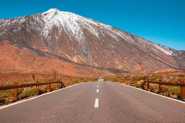 Asfaltweg in vulkanische woestijn Tenerife, Canarische — Stockfoto