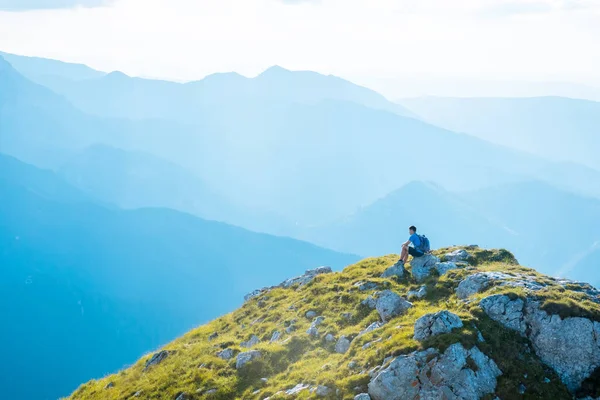 Mann wandert auf Berggipfel — Stockfoto