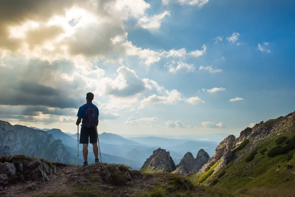 Man hiker on top of mountain — Stock Photo, Image