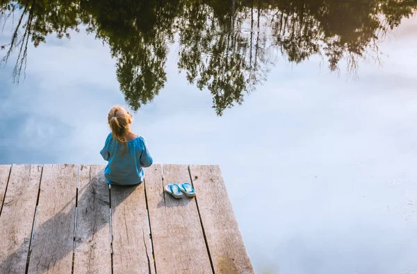 Ahşap köprü üzerinde bir küçük kız