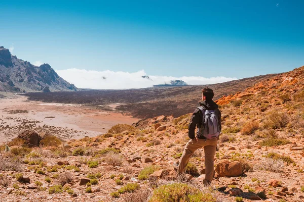 Uomo sportivo in cima alla montagna. Tenerife Canarie — Foto Stock