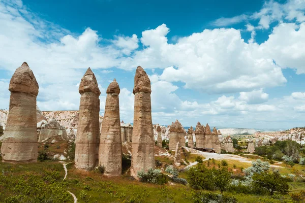 Love valley Goreme Cappadocië Turkije zomer — Stockfoto