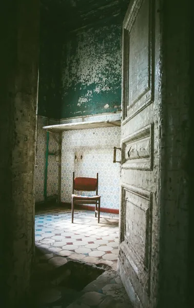 Покинута кімната в старому будинку — стокове фото