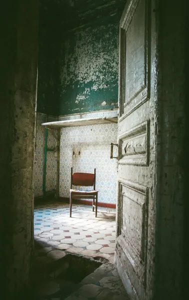 Chambre abandonnée dans une vieille maison — Photo