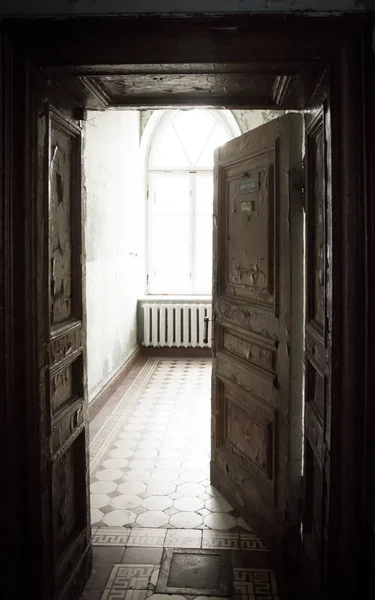 Verlaten kamer in oud huis — Stockfoto