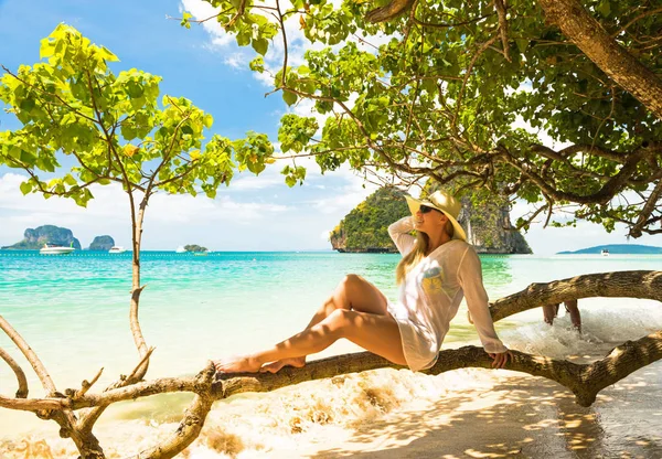 Woman in straw hat resting tropical Thailand beach — Stock Photo, Image