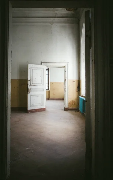 Заброшенная комната в старом доме — стоковое фото