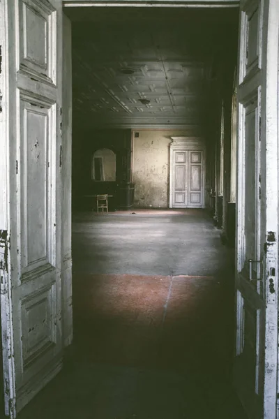 Chambre abandonnée dans une vieille maison — Photo