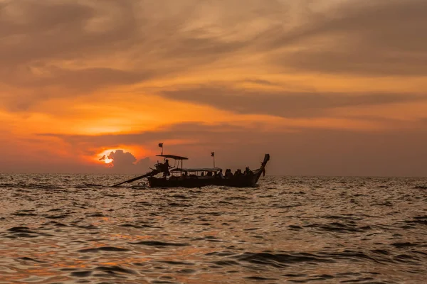 Tradycyjnej łodzi Tajlandii zachód słońca plaży Ao Nang Krabi — Zdjęcie stockowe