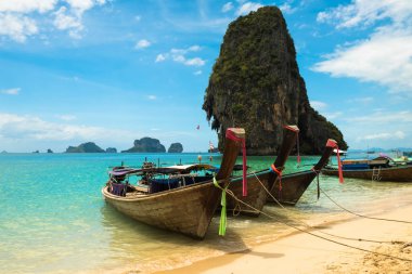 Uzun kuyruk teknesi tropikal plaj, Krabi, Tayland