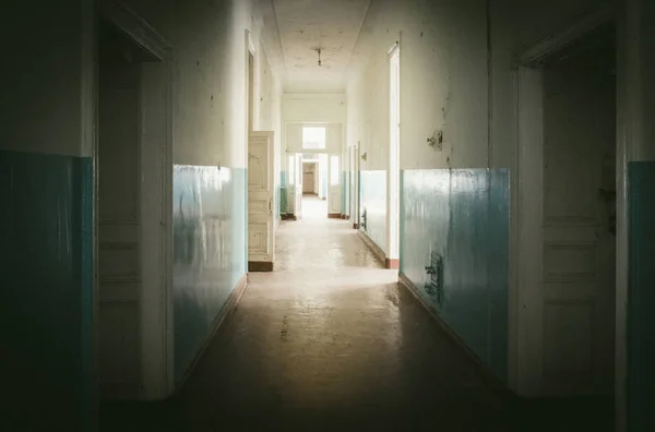 Abandoned long corridor and room in old house — Stock Photo, Image