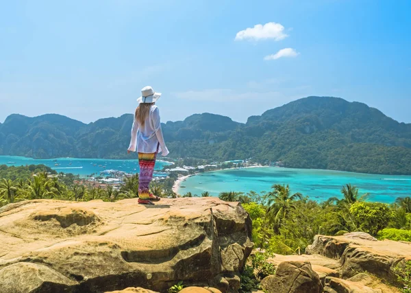 태국 피 피 섬에 여행 하는 여자 — 스톡 사진