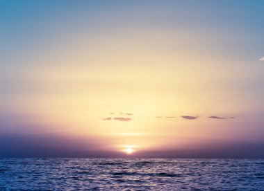 Deniz üzerine yaz günbatımı