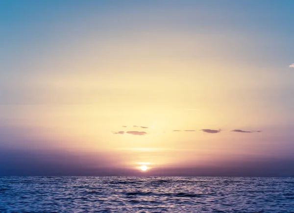 Pôr do sol de verão sobre o mar — Fotografia de Stock