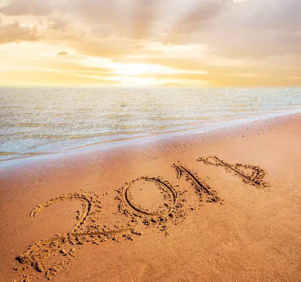 Ano Novo 2018 conceito vindouro. Dígitos na praia de areia — Fotografia de Stock