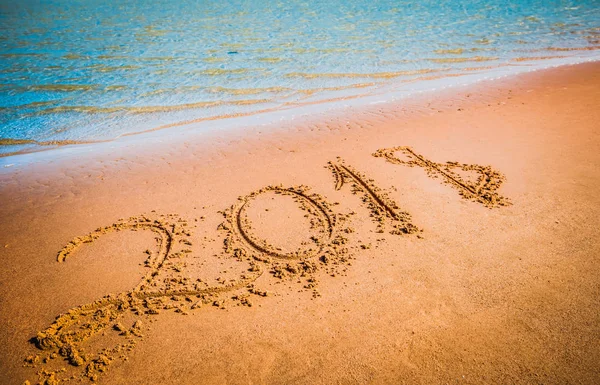 Ano Novo 2018 conceito vindouro. Dígitos na praia de areia — Fotografia de Stock