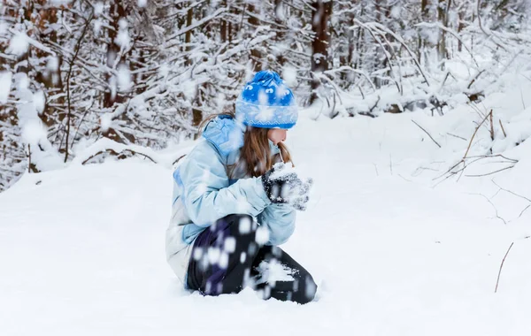 冬の森で遊ぶ少女楽しむ日 — ストック写真