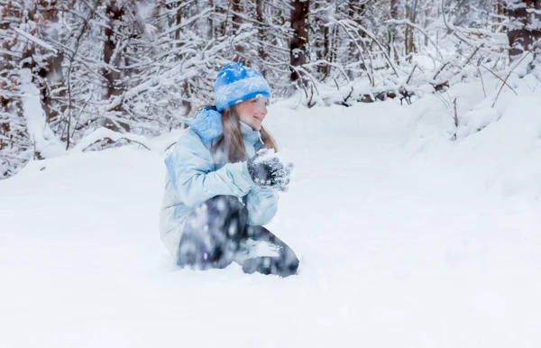 Meisje geniet dag spelen in winter forest — Stockfoto