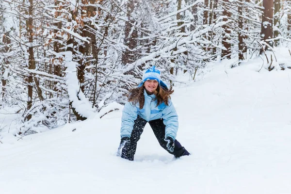 冬の森で遊ぶ少女楽しむ日 — ストック写真