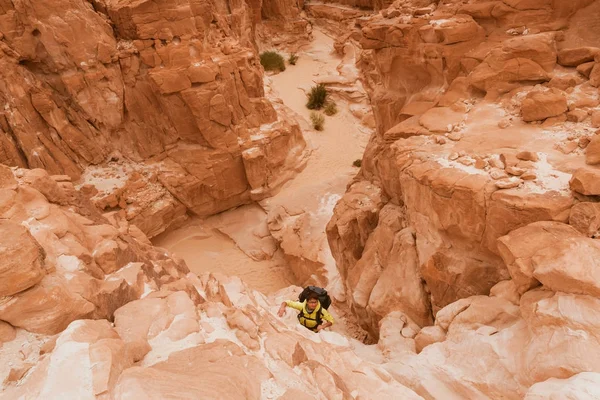 Kvinnan klättring i canyon, Sinai, Egypten — Stockfoto