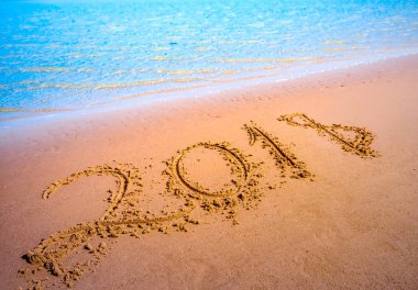 Yeni yıl 2018 önümüzdeki kavramı. Kum plajı üzerinde rakamlar