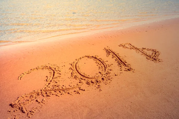 Ano Novo 2018 conceito vindouro. Dígitos na praia de areia — Fotografia de Stock