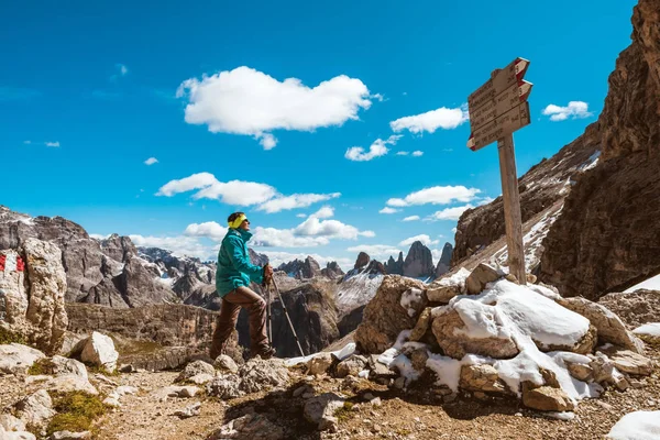 Vandrare du njuter av utsikten från toppen av berget — Stockfoto