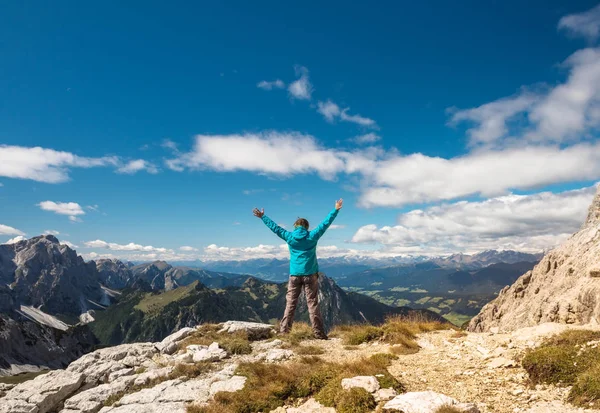 Idrott kvinnor på toppen av berget — Stockfoto