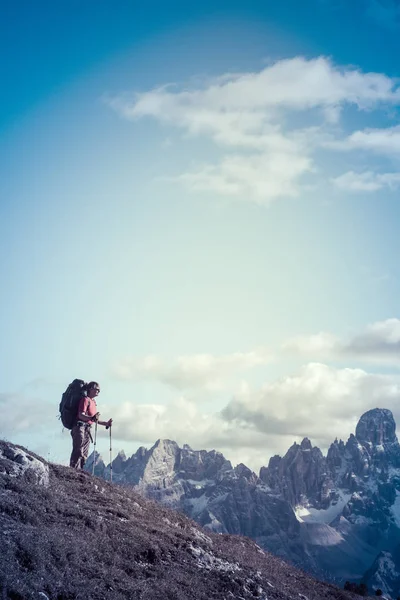 Excursionista frente a las montañas de los Alpes — Foto de Stock