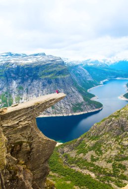 Trolltunga Norveç 'te poz veren kadın