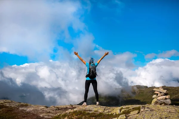 Mulher feliz desfrutar de lago e bom tempo na Noruega — Fotografia de Stock