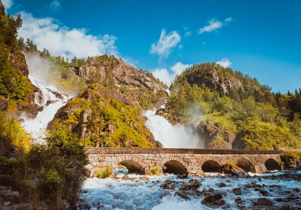 Zomer Latefossen waterval Odda, Noorwegen — Stockfoto