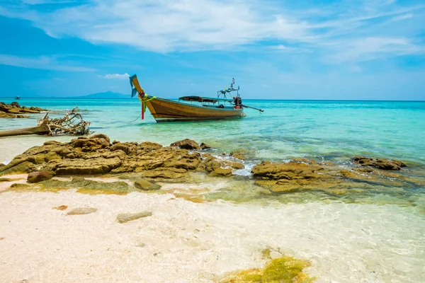 Koh wyspy Bamboo bay, longtail, Tajlandia — Zdjęcie stockowe