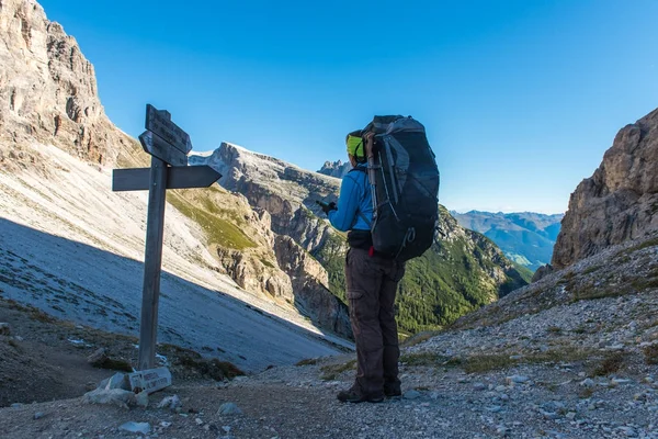 Senderista disfrutando de la vista desde la cima de la montaña — Foto de Stock