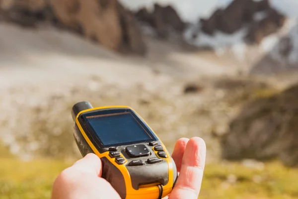 GPS navigator in hand Dolomieten Alpen — Stockfoto