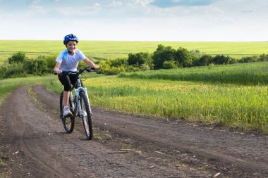 Kız kırsal manzara bir bisiklet üzerinde