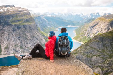 Trolltunga Norveç 'te poz veren çift