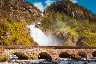 Yaz Latefossen şelale Odda Norveç