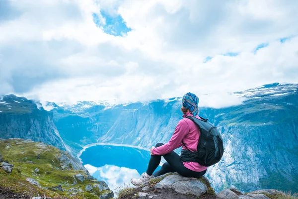 Młoda kobieta z plecaka na szczycie fjord Norwegia — Zdjęcie stockowe