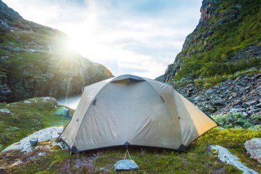 turist çadır Dağları yaz gün batımı Norveç'te
