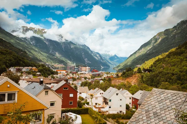 Odda é a cidade da Noruega localizada perto da rocha Trolltunga — Fotografia de Stock