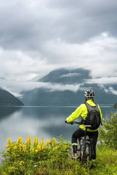Dağ bisiklet bisikletçi yakınındaki fiyort, Norveç — Stok fotoğraf