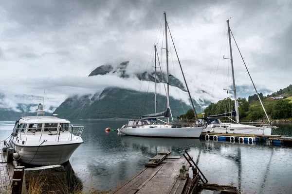 Fiorde do fiorde Hardangerfjord e veleiros Noruega — Fotografia de Stock